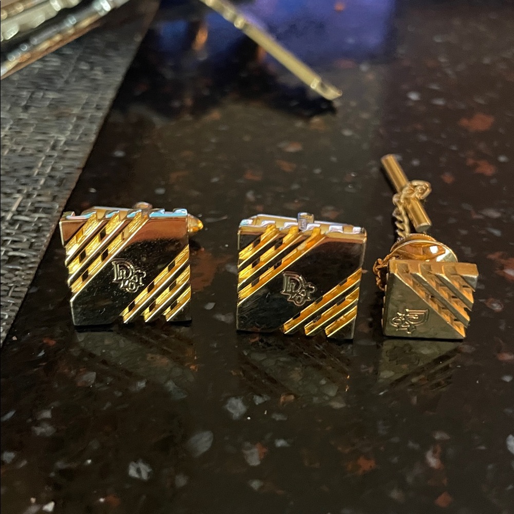 ChristianDIOR Gold Cufflinks Set - Picture 6 of 7